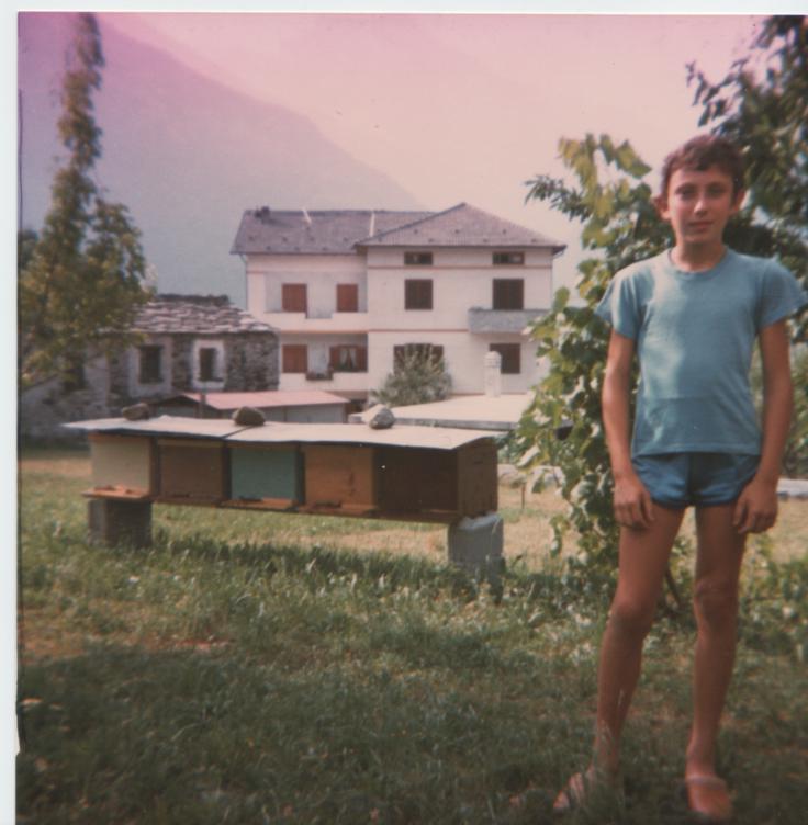 Alessandro in apiario lontani anni 80